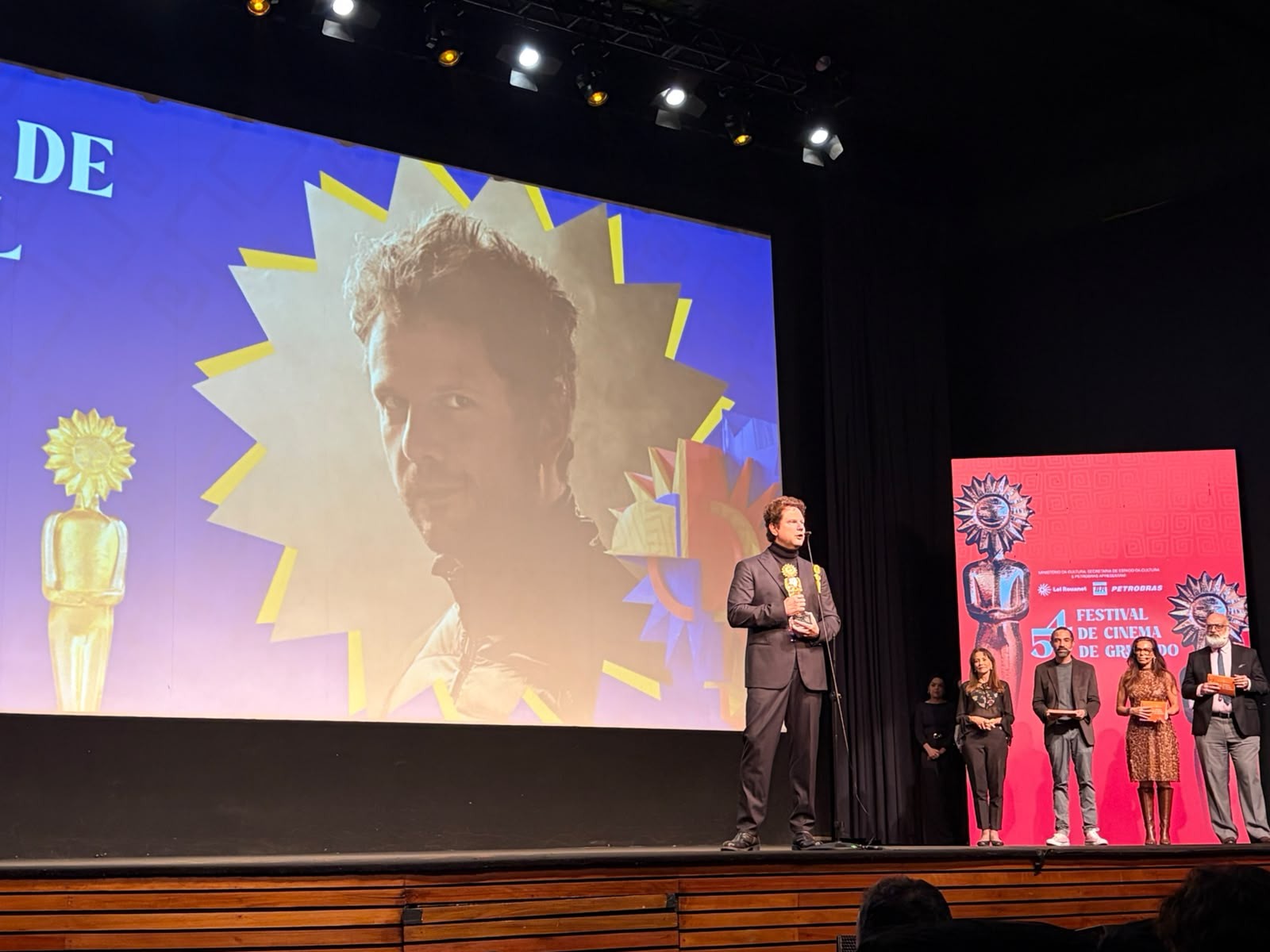 Selton Mello se emociona ao lembrar dos pais em homenagem em Gramado: 