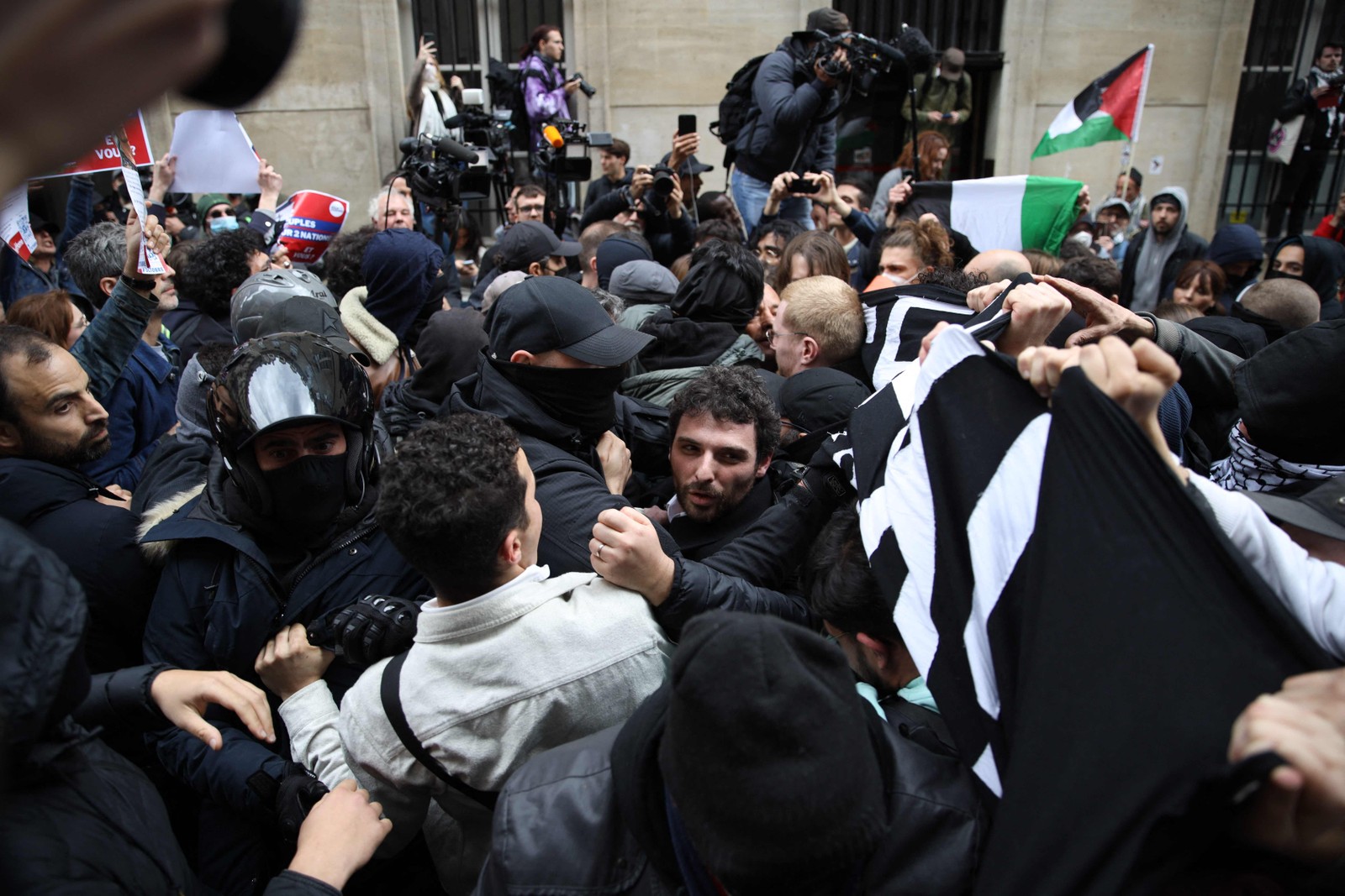 Apoiadores de Israel  enfrentam os manifestantes em apoio aos palestinos, que se manifestam na entrada do Instituto de Estudos Políticos (Sciences Po Paris) ocupado por estudantes, em Paris — Foto: Antonin UTZ / AFP