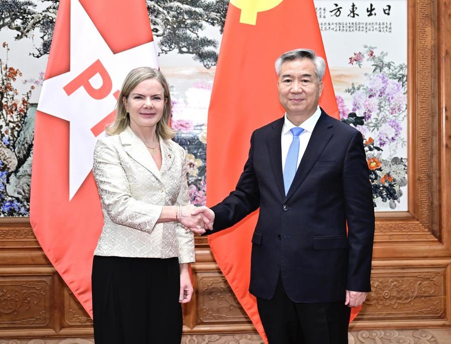 Gleisi com Li Xi, secretário do Partido Comunista da China