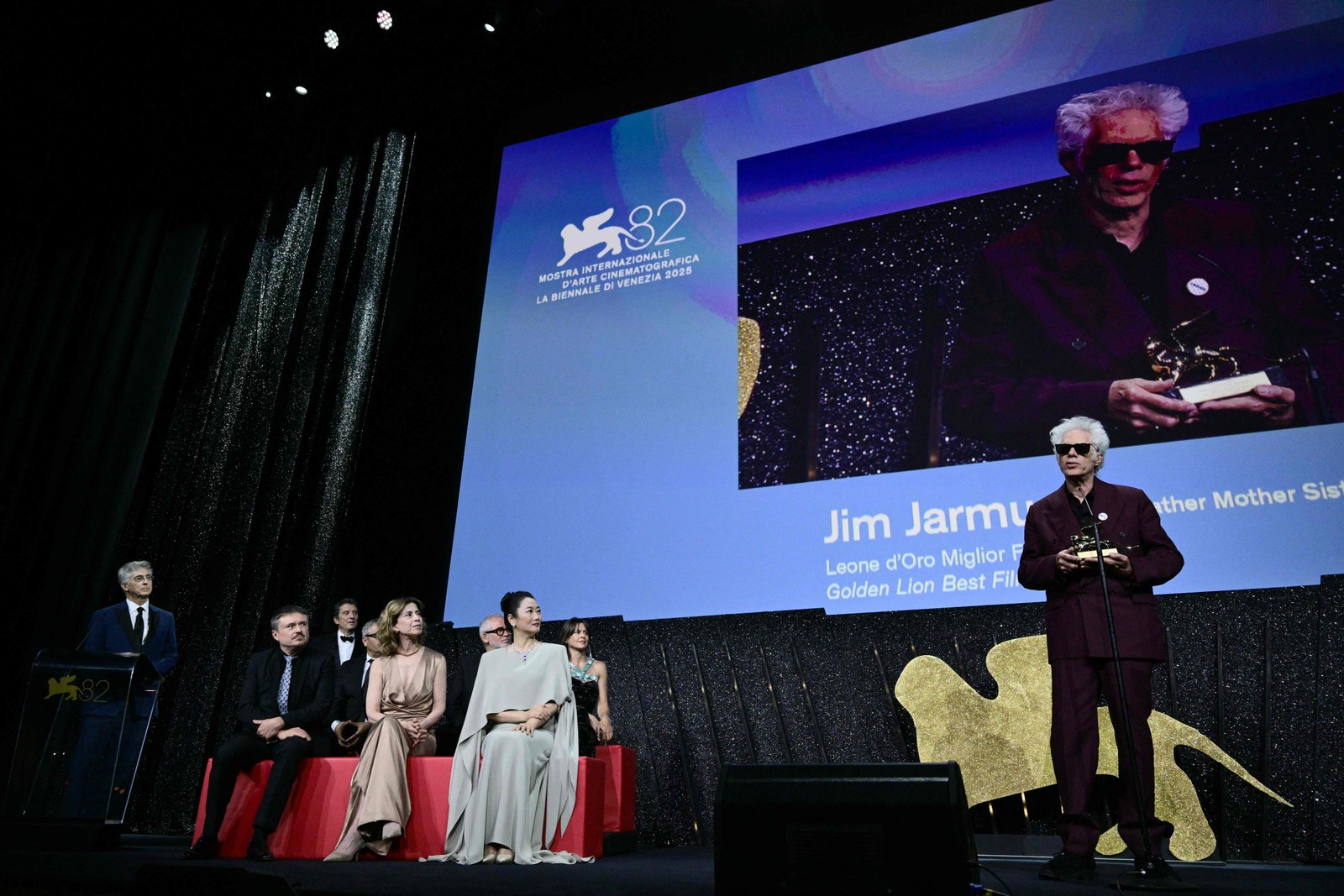 Jim Jarmusch Recebe Leão de Youro Diaro do Júrido Festival de Veneza -Foto: Tiziana Fabi / AFP