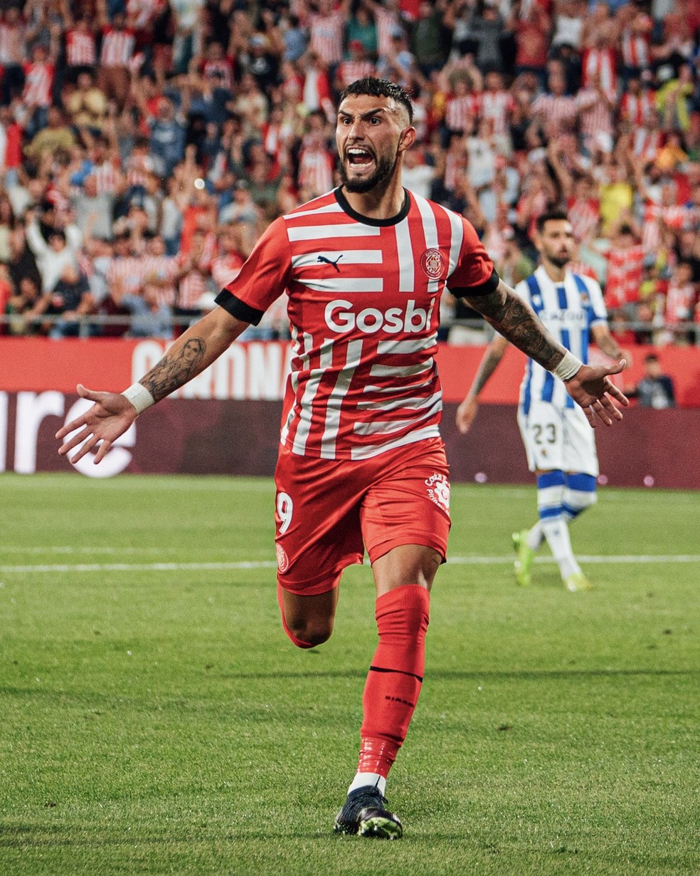 Taty Castellanos com a camisa do Girona — Foto: Divulgação/Girona