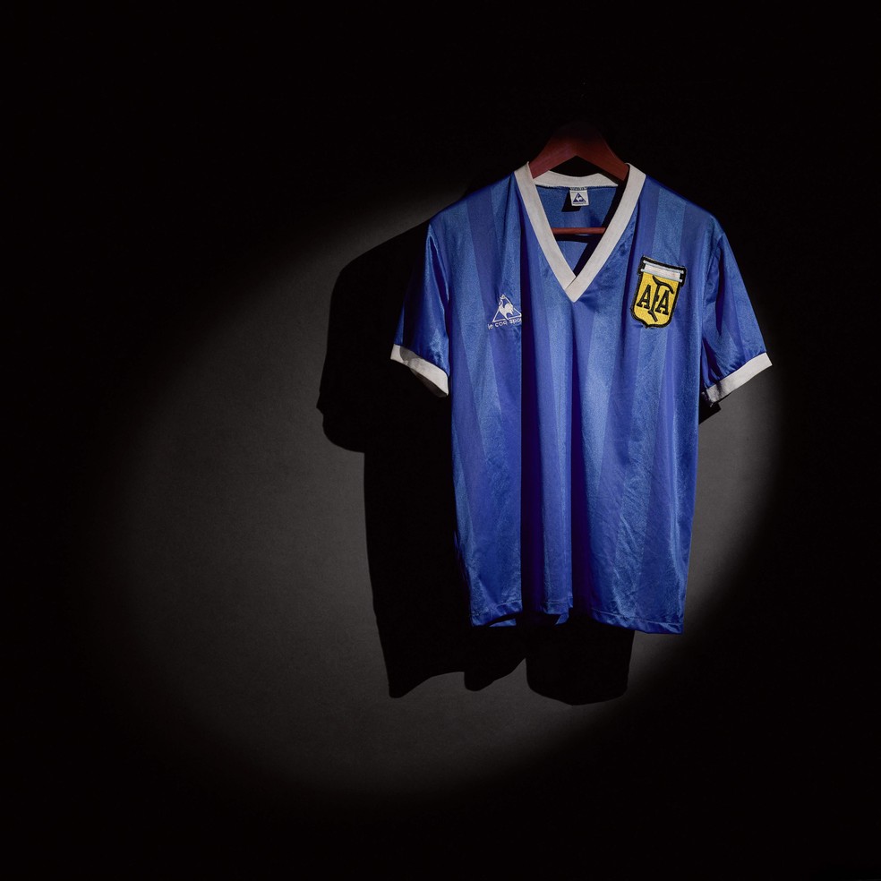 A icônica camisa usada por Maradona no jogo contra a Inglaterra, em 1986 — Foto: Sotheby's via AFP