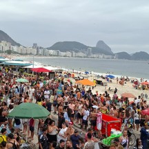 Copacabana Beach was packed for the event that started on Sunday morning - Photography: Walter Farias