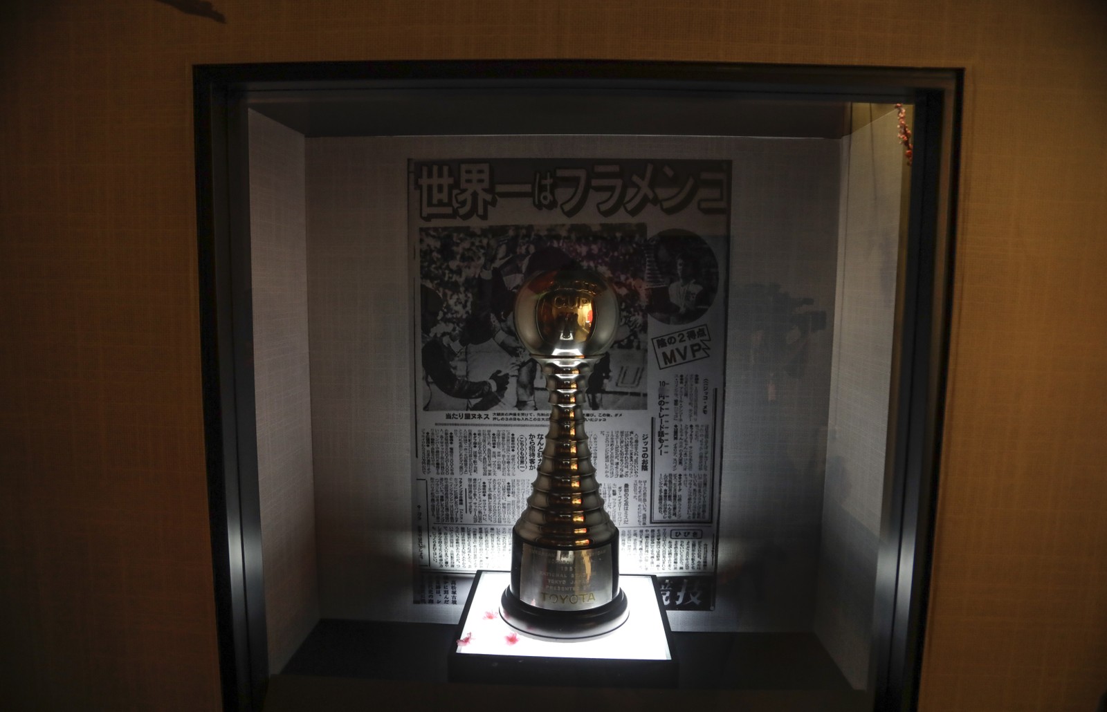 Troféu do Mundial de 1981 exibido no novo museu do Flamengo — Foto: Gabriel de Paiva / Agência O Globo