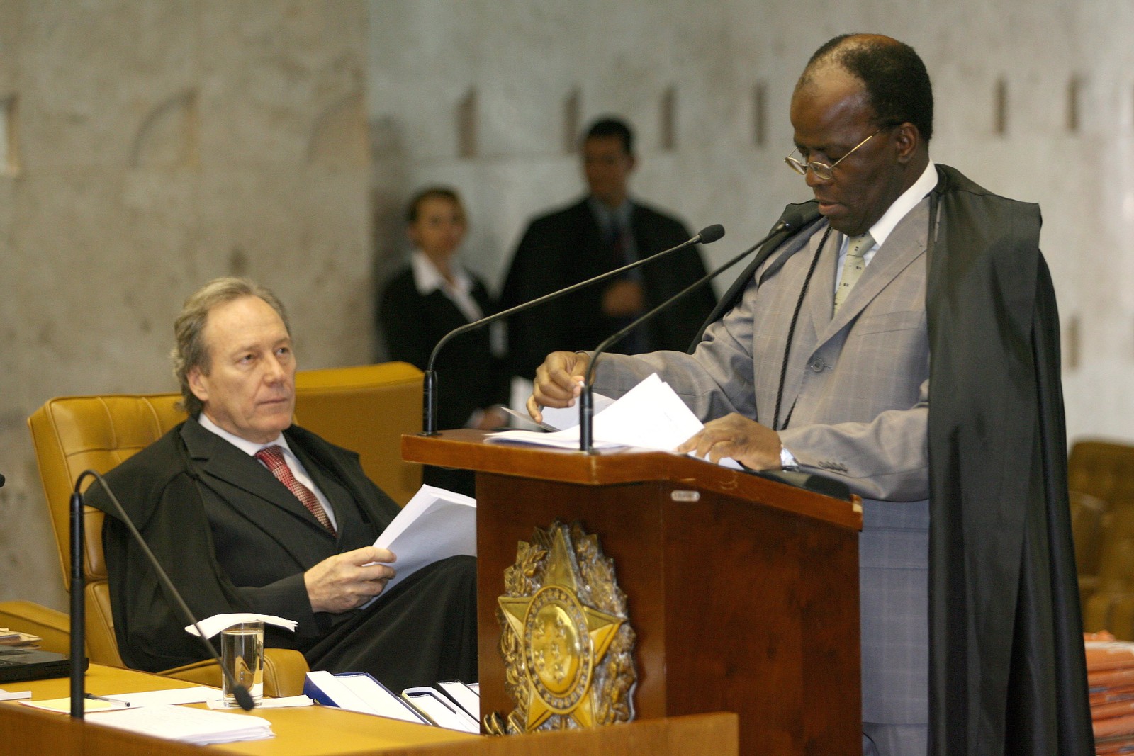O ministro Joaquim Barbosa discursa, observado pelo ministro Ricardo Lewandowski, durante sessão do STF que julga o Mensalão — Foto: Infoglobo