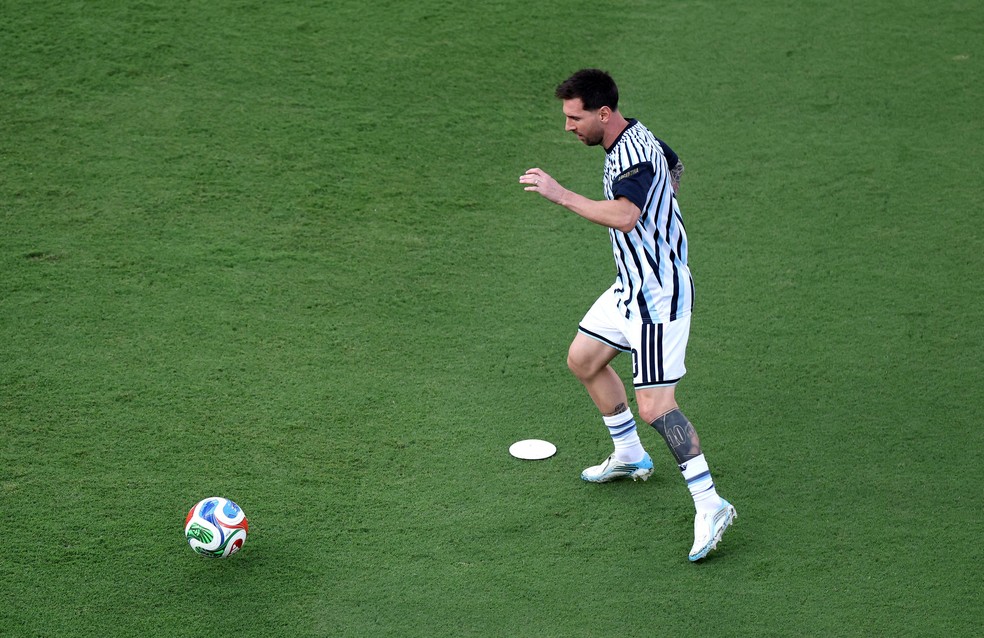 Messi com sua chuteira "El Último Tango" no aquecimento da Argentina na Copa do Mundo — Foto: Francois Nel / Getty Images via AFP