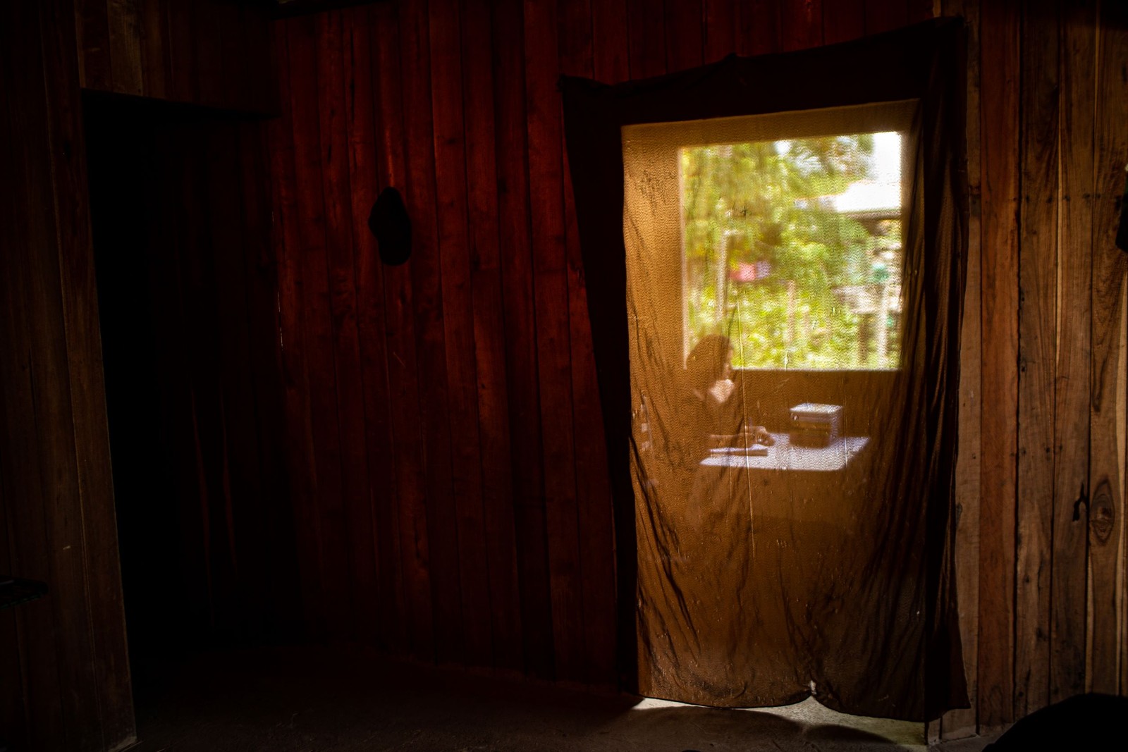 Roseli Lobato Macedo, de 21 anos, separou cômodo para estudar em casa — Foto: Hermes de Paula