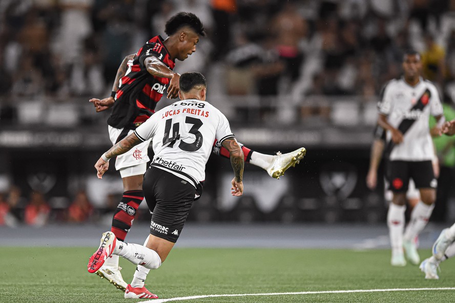 Bruno Henrique acerta bela finalização para marcar o gol da vitória