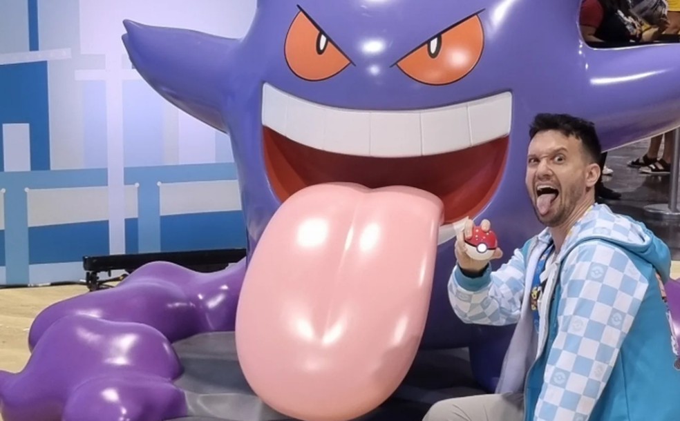 Youtube Capitão Hunter, posa ao lado de um pokemon inflável, durante evento da animação — Foto: Reprodução