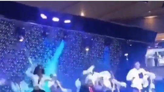 Vídeo: Cenário de palco desaba e atinge dançarinos durante concurso na Colômbia