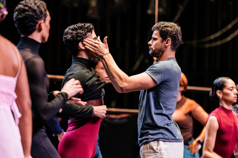 Thiago Soares gives advice to a dancer rehearsing for “Gala Brusco” — Photo: Disclosure / Cainã Wattz