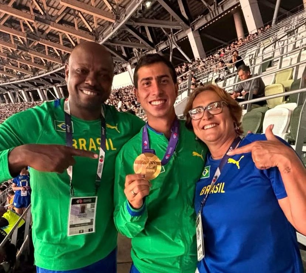 Fernando Reis exalta Caio Bonfim e sua treinadora (e mãe) Gianetti Sena — Foto: Reprodução / Instagram