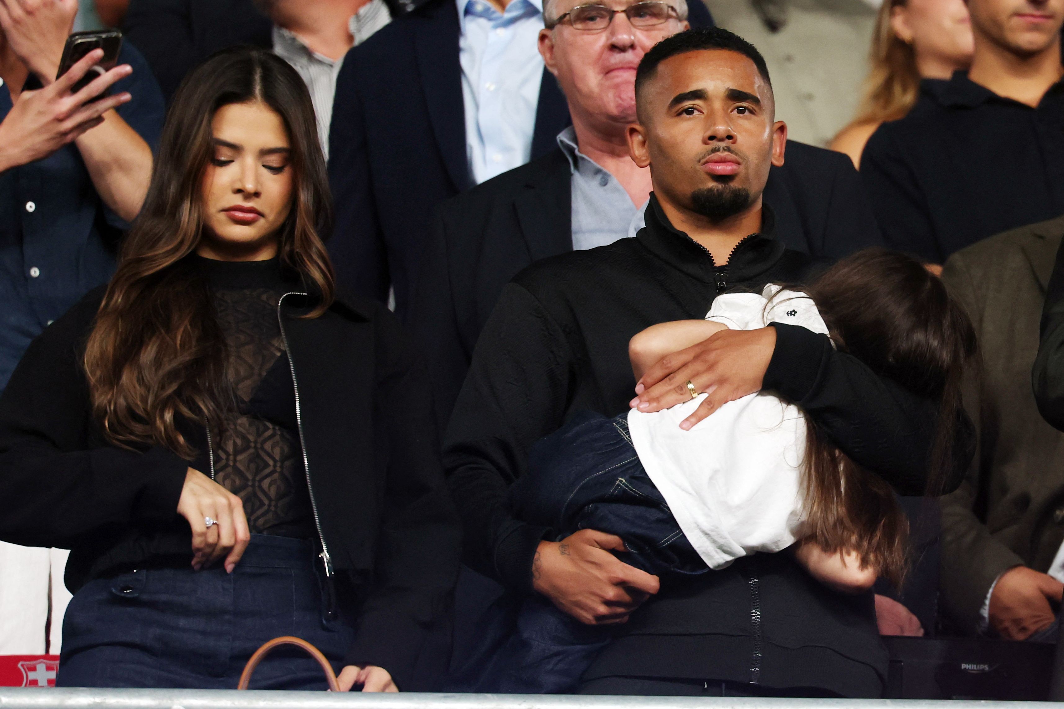 Gabriel Jesus acompanha vitória do Barcelona no Camp Nou e é elogiado por técnico: 