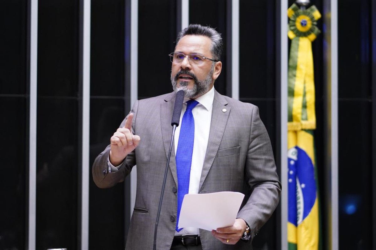 Apresentador de TV e redes bloqueadas por Moraes: quem é Alan Rick, senador gravado em discussão no aeroporto