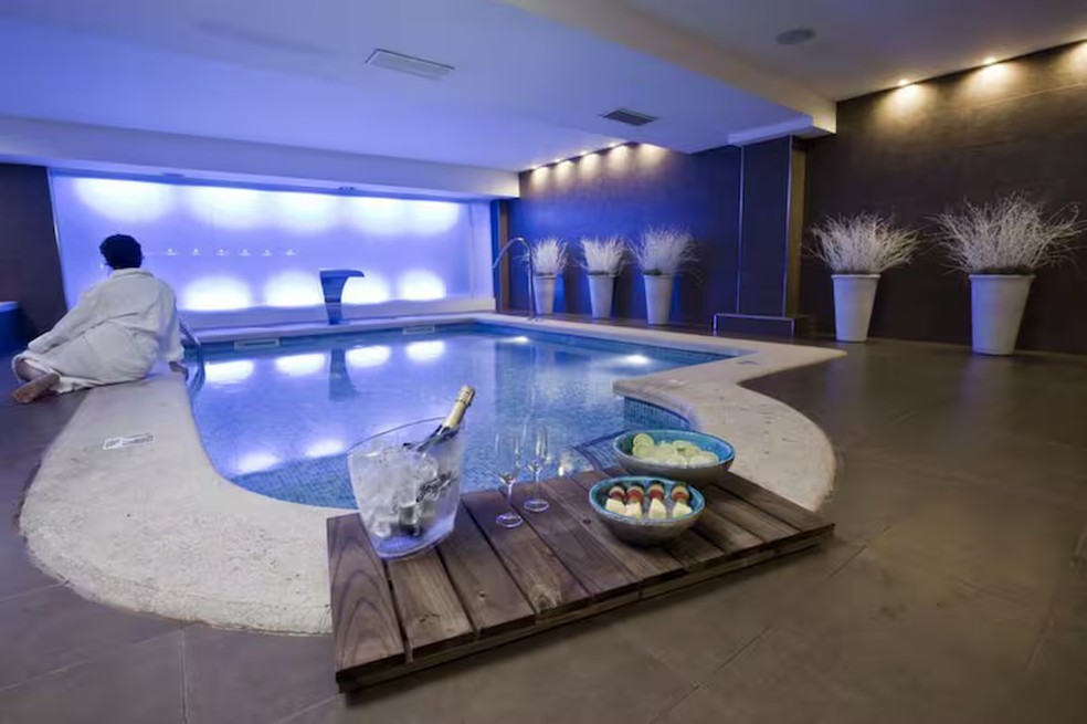 A área de spa inclui sauna, hammam, chuveiros sensoriais e salas de tratamento — Foto: Hotel Fona Mallorca
