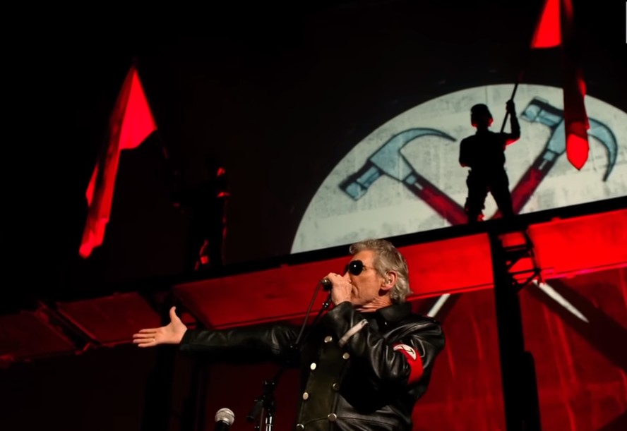Roger Waters durante show, usando figurino que faz menção a governos totalitários. Uniforme que aparewce no filme 'The Wall', é usado pelo música em algumas canções desde 1990