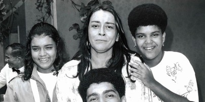 Em foto publicada no livro "Preta Gil: Os primeiros 50", ela aparece com a mãe, Sandra Gadelha, a irmã, Maria, e o irmão, Pedro, que morreu em 1990 — Foto: Arquivo pessoal