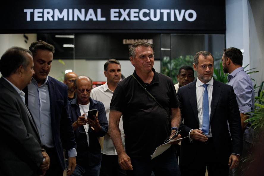 Jair Bolsonaro durante entrevista no aeroporto de Brasília