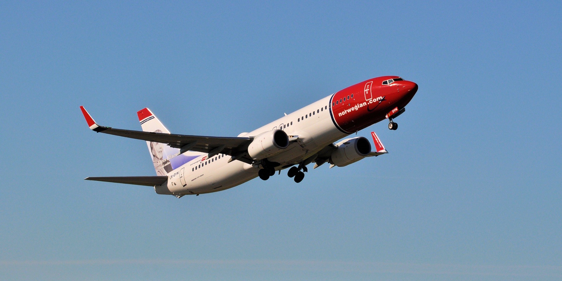 Boeing com 181 passageiros faz pouso de emergência após pneu explodir em decolagem na Suécia