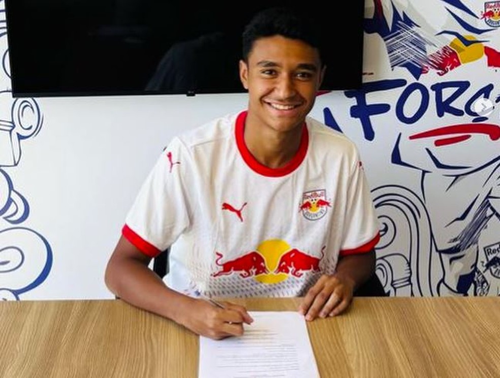 Pedro Severino havia assinado na semana passada o contrato de empréstimo com o Bragantino — Foto: Reprodução