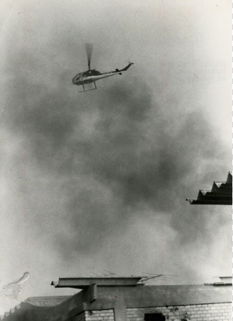 A helicopter flies over the confrontation in the banking complex in 1981 - Photo: Alberto Jacob/Agência O GLOBO