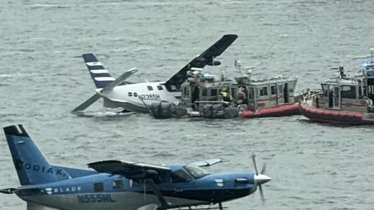 Por outro ângulo: imagens mostram resgate de passageiros após pouso forçado de hidroavião em Nova York; assista Por outro ângulo: imagens mostram resgate de passageiros após pouso forçado de hidroavião em Nova York; assista