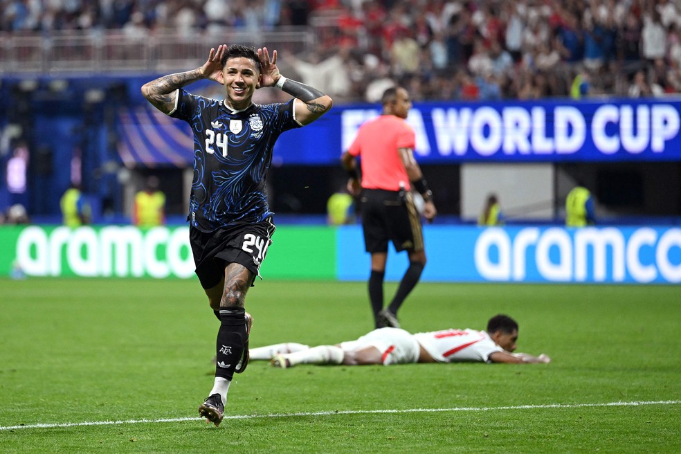 Enzo Fernandez comemora gol de empate da Argentina diante da Inglaterra; ao fundo, Jude Bellingham lamenta empate no chão — Foto: Shaun Botterill/Getty Images via AFP