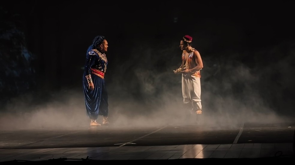 Vitor Eduardo Dumont Ferreira (left) and Lucas Maíno, in the show scene "Aladdin"in Osasco (SP) — Photo: Reproduction/Instagram
