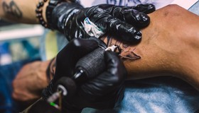 Tatuagem pode aumentar risco de um tipo de câncer; saiba qual 