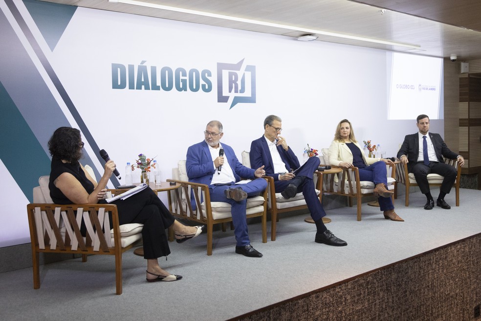 Os participantes do primeiro painel do Diálogos RJ sobre transição energética, com a mediadora Ana Lucia Azevedo: o secretário Cássio Coelho, Maurício Tolmasquim, Danielle Johann e Paulo Van der Ven — Foto: Leo Martins