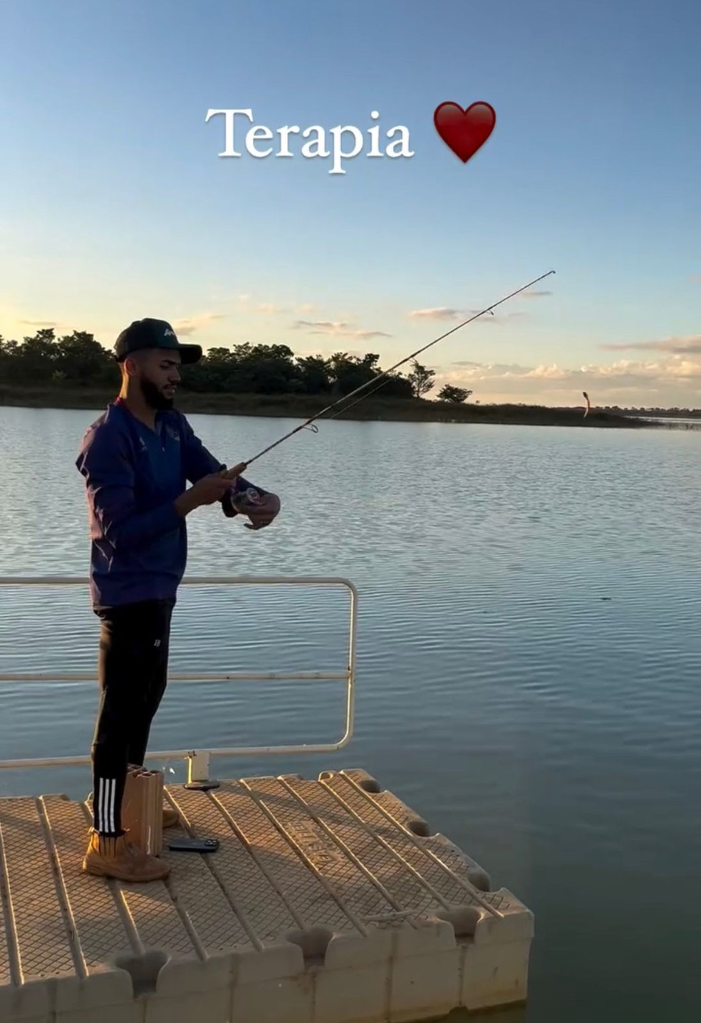 Juninho gosta de pescar nas horas vagas — Foto: Reprodução