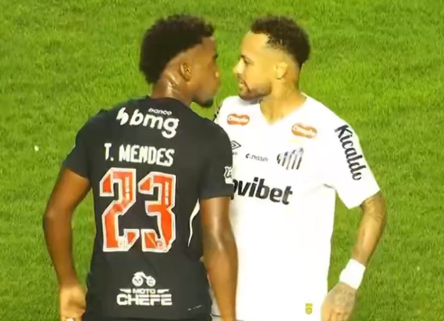 Mendes e Neymar se estranharam no primeiro tempo