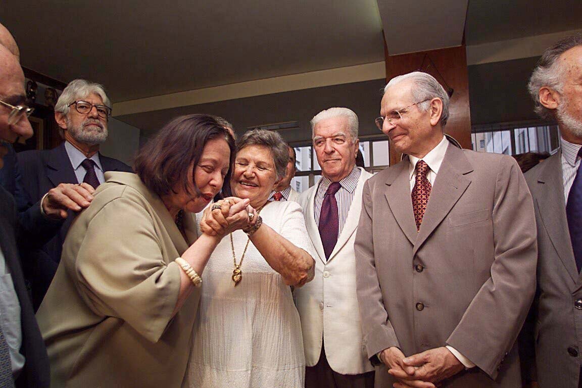 Nélida beija mão de Zélia Gattai, eleita para a ABL, em 2001. — Foto: Antônio Gaudério