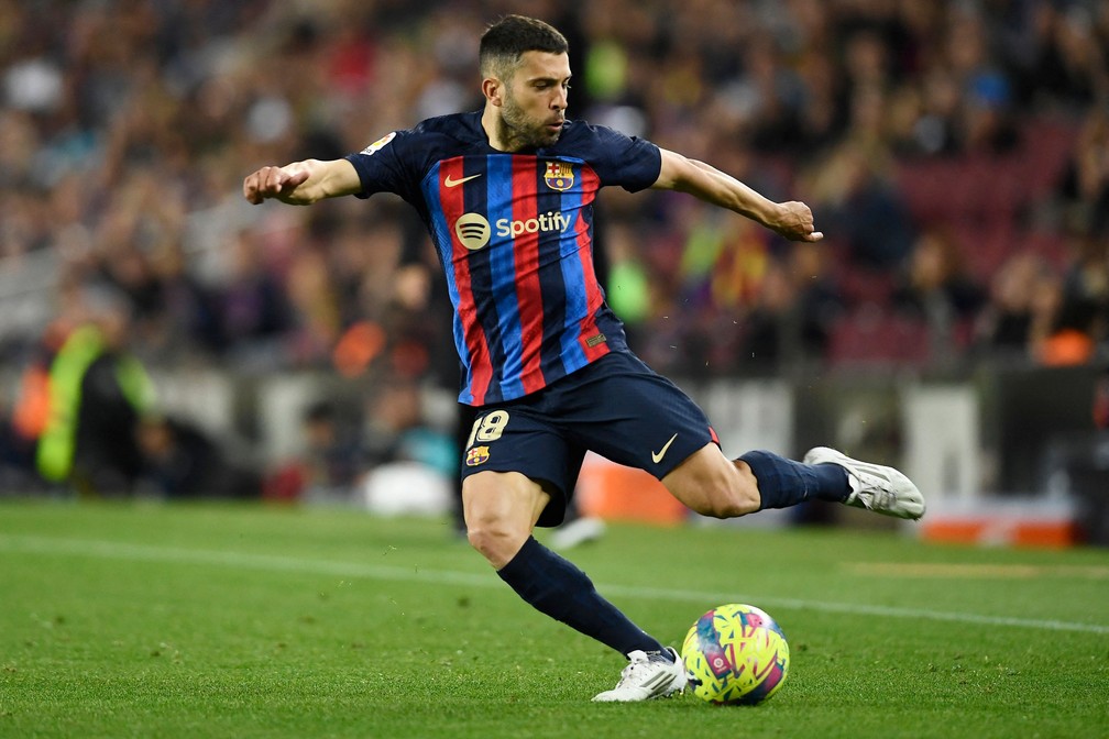 Jordi Alba anuncia aposentadoria do futebol — Foto: Pau BARRENA / AFP