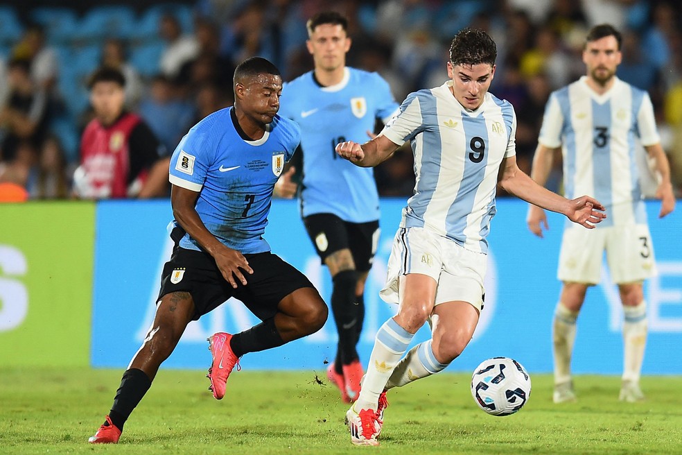 De la Cruz contra a Argentina, nas Eliminatórias — Foto: DANTE FERNANDEZ / AFP