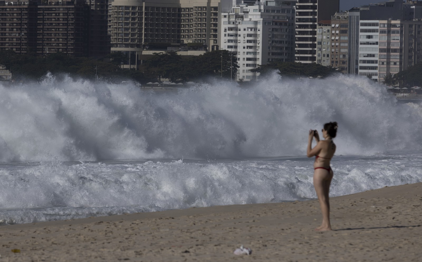 Ressaca na praia de Copacabana — Foto: Márcia Foletto / Agência O Globo