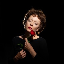 Montagem foge do estigma da mulher que sofreu por amor — Foto: Divulgação