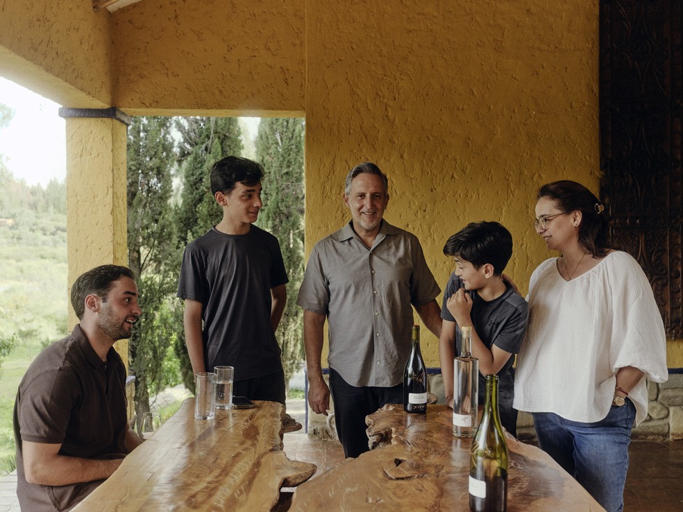 Jurgen Kohlberg com sua família na Bodega Tayna, vinícola de que é proprietário nos arredores da cidade de Tarija, no sul da Bolívia — Foto: Nick Ballón/The New York Times