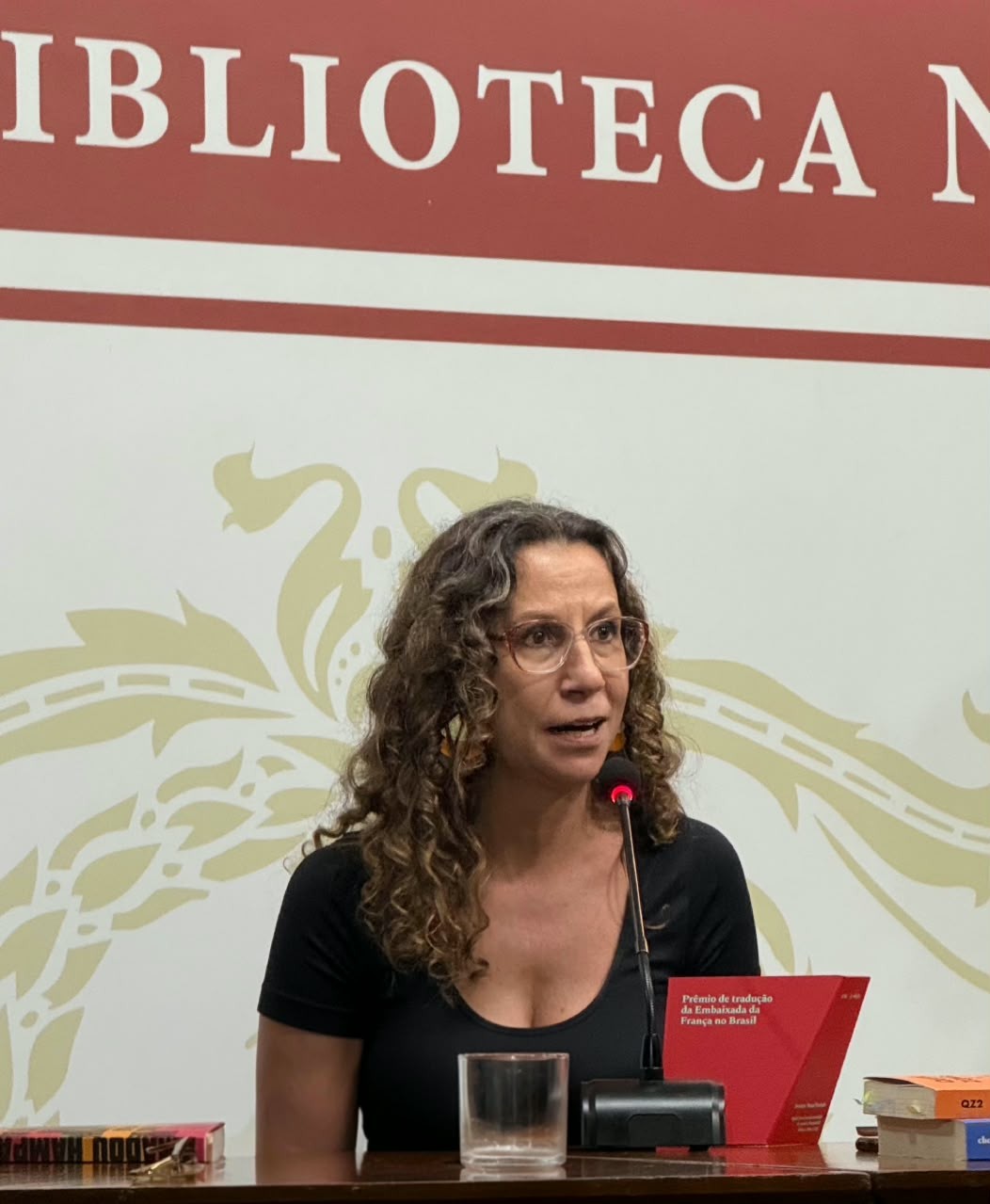 Fernanda Murad Machado vence  Prêmio de Tradução da Embaixada da França com obra de Amadou Hampâté Bâ - QTU Questões do Universo