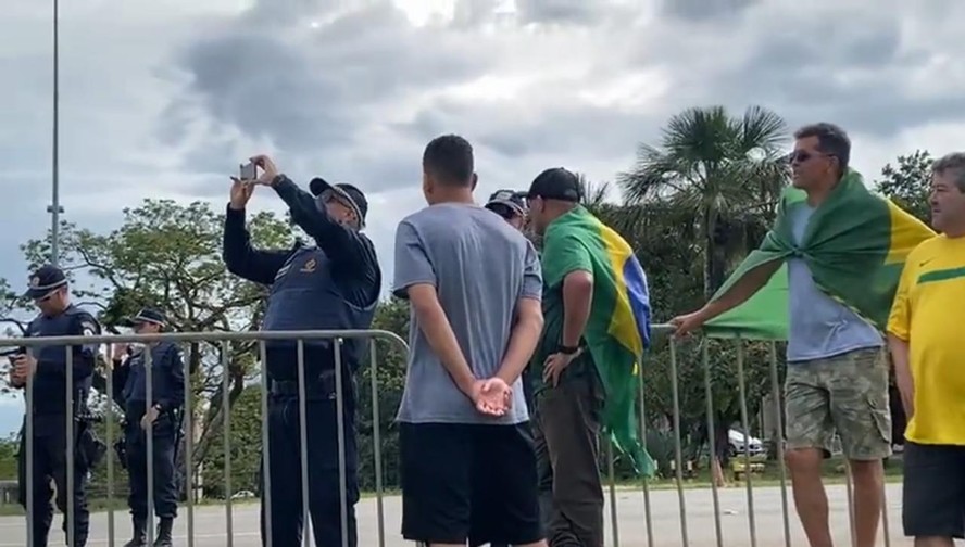 Vídeo Mostra Policiais Conversando Com Bolsonaristas E Filmando Invasão Ao Congresso Estão Com 4165