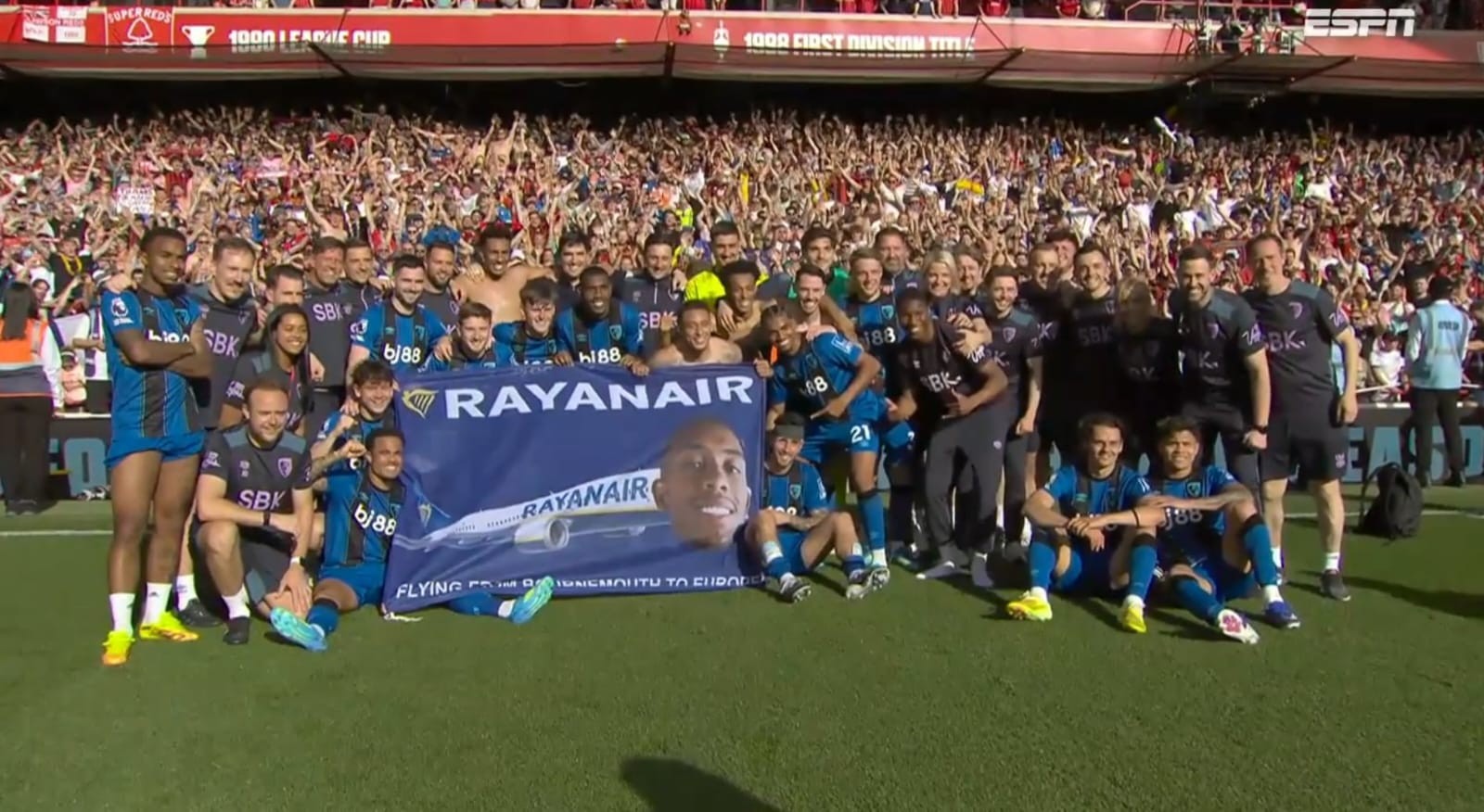 Para celebrar classificação inédita à Liga Europa, jogadores do Bournemouth erguem bandeira com o rosto de Rayan