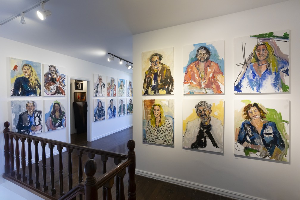 Exposição'Cadeira azul', com retratos de Helena Kozuchowicz, na Casa Arlette — Foto: Leo Martins