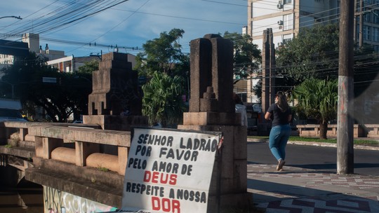 Faixa implora em Porto Alegre: 'senhor ladrão, por favor, pelo amor de Deus, respeite nossa dor'