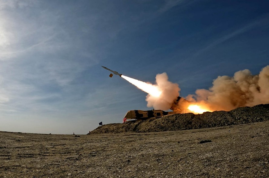 Imagem divulgada pelos militares do Irã mostra lançamento de míssil durante exercício no sul do Irã