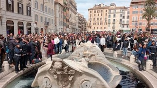 Ativistas ambientais jogam tinta preta em fonte histórica de Roma — Foto: Reprodução/Redes sociais