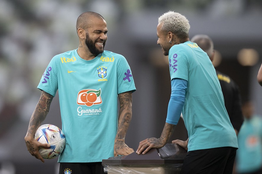 Dani Alves com Neymar na seleção
