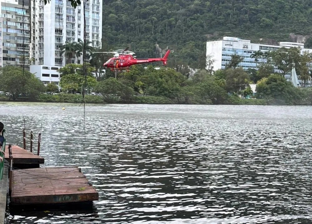 Bombeiros buscam helicóptero que caiu na Lagoa Rodrigo de Freitas na tarde deste sábado. — Foto: Reprodução
