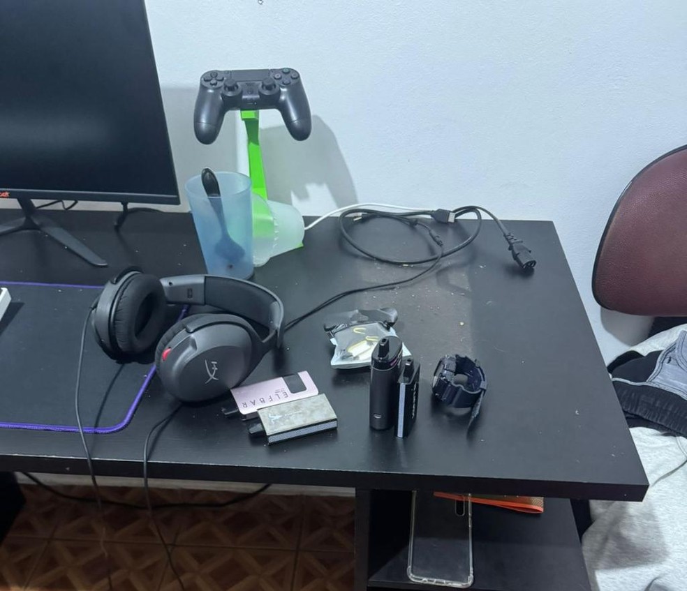Dispositivos eletrônicos e vapes encontrados na casa de um dos suspeitos que foi alvo da operação da PCMT na manhã desta terça-feira — Foto: Reprodução/PCMT