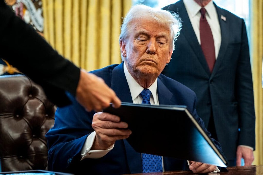 O presidente dos EUA, Donald Trump, assinando decretos no Salão Oval da Casa Branca