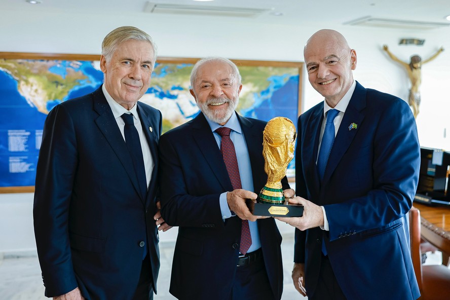 Ancelotti, Lula e Gianni Infantino (presidente da Fifa) em encontro em janeiro